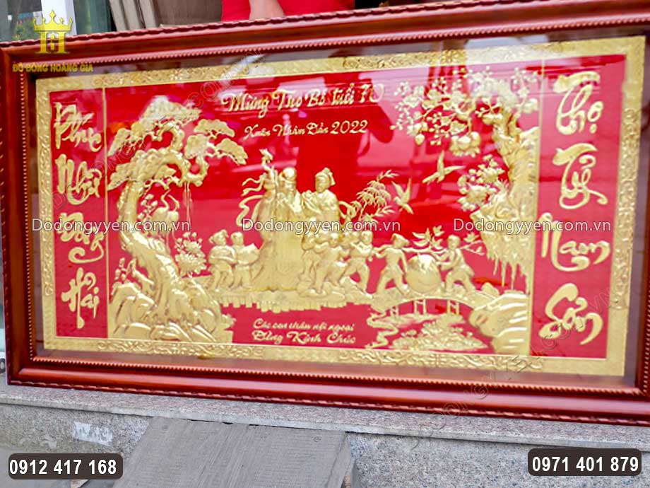 Từng chi tiết tr&ecirc;n vật phẩm được chăm ch&uacute;t v&ocirc; c&ugrave;ng tỉ mỉ bởi đ&ocirc;i b&agrave;n tay t&agrave;i hoa của c&aacute;c nghệ nh&acirc;n